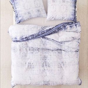 **ISO** Akimra Duvet Cover Urban Outfitters King